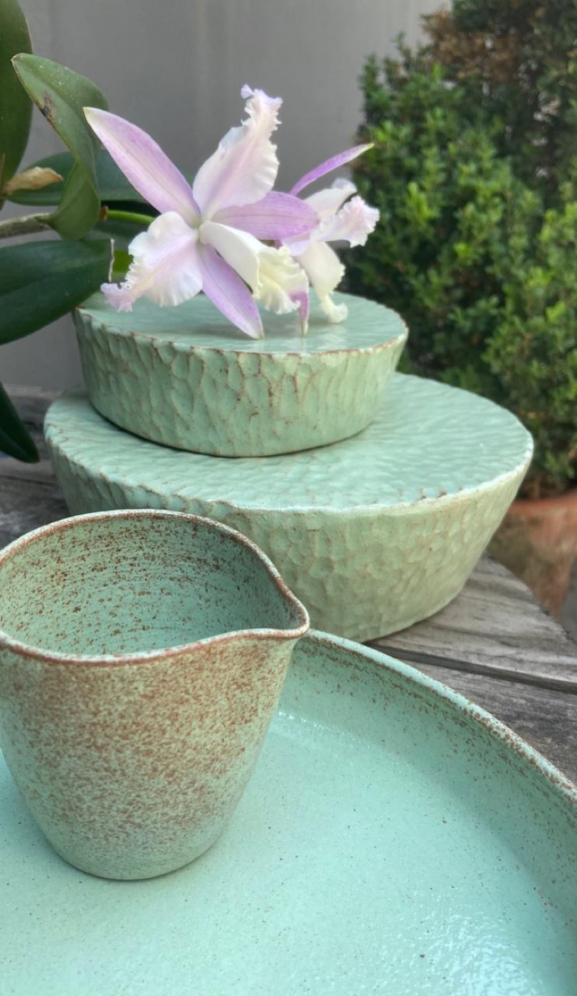 Jarrinha e suportes em celadon texturizado com uma orquídea