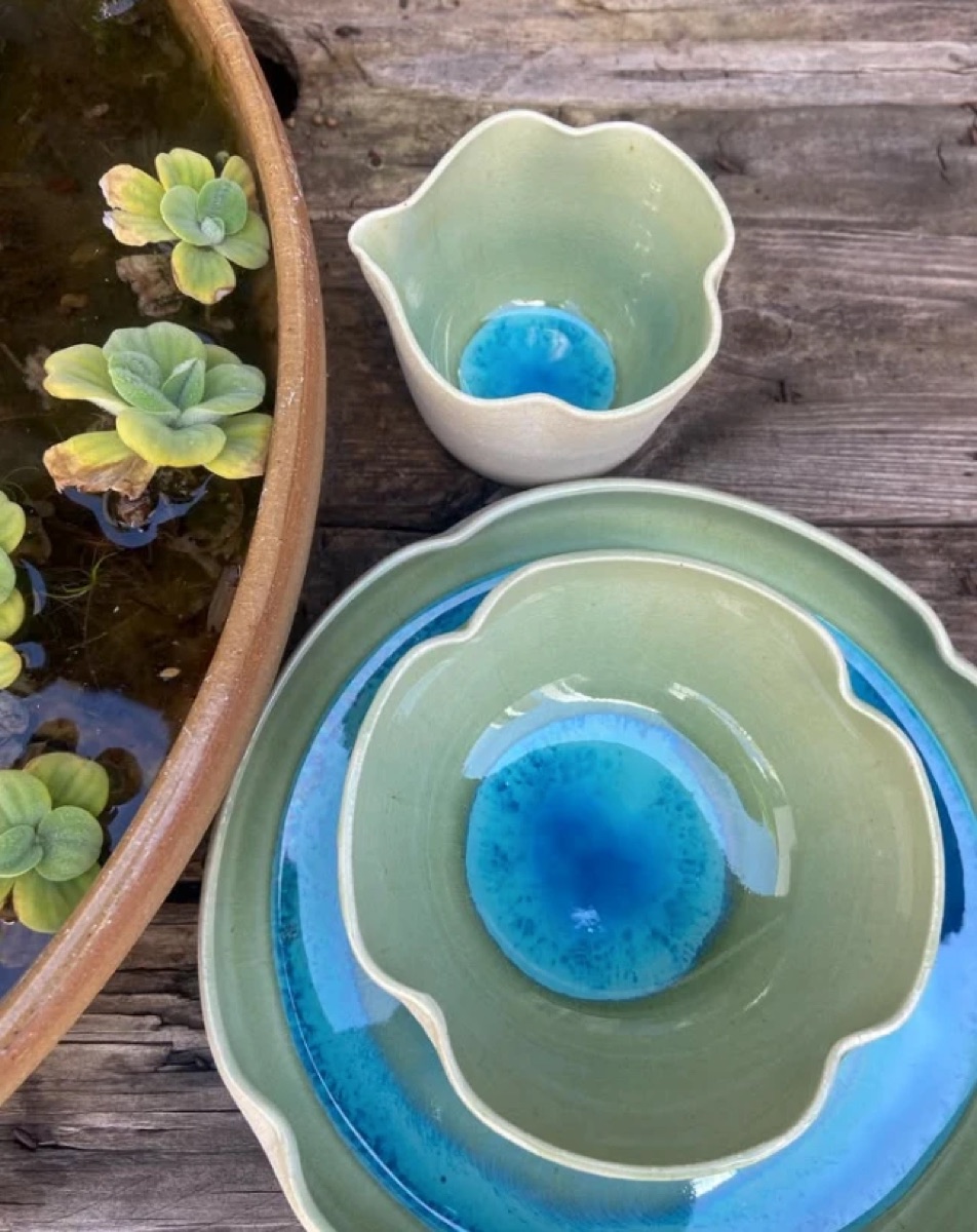 Tigelas de borda ondulada em verde com fundo azul vidrado