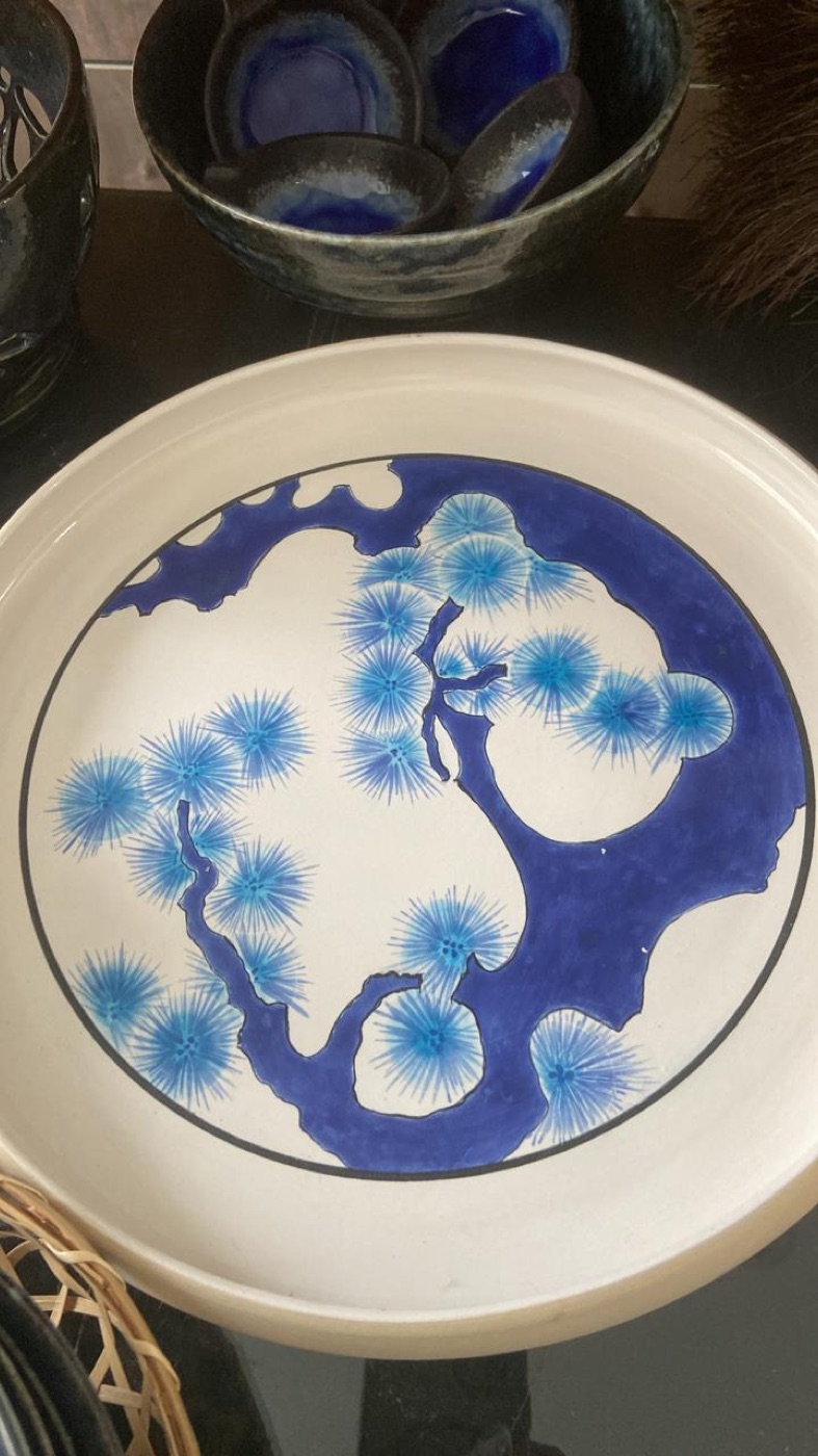 Prato com pinheiro pintado em azul-cobalto